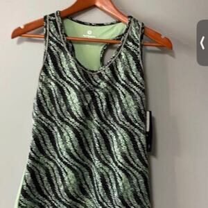 NEW Womens Size M Standingtree Yoga Workout Shirt Black and green Built-in bra 9